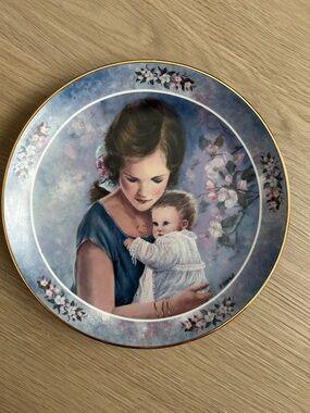 A mother’s love artist Shirley Deaville decorative plate